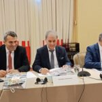 Εκμάθηση κεντήματος παραδοσιακής περδίκας στην αίθουσα του συλλόγου Γρεβενιωτών Κοζάνης ο Αιμιλιανός
